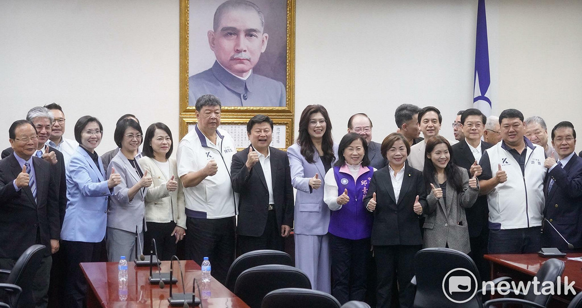 國民黨主席鄭麗文7日啟程訪問中國，展開六天五夜的訪中行，而國民黨稍早召開「2026和平之旅」啟程中外記者會。 圖：張良一/攝