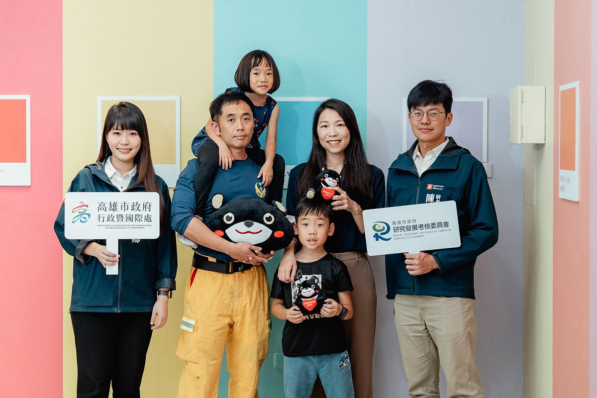 高市府首派員赴韓國高陽市參與職員交流計畫，研考會助理研究員楊雅婷(右二)在家人支持下，將於4月啟程展開6個月的研習。 圖：高雄市行國處/提供