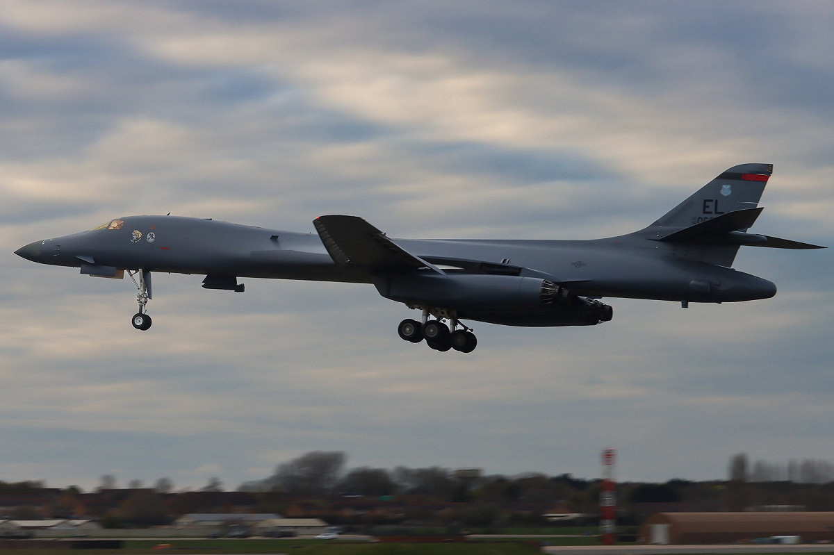 B-1轟炸機於救援行動中投下近百枚精準炸彈，封鎖道路並壓制伊朗部隊接近。 圖：翻攝自 X @LPX2019