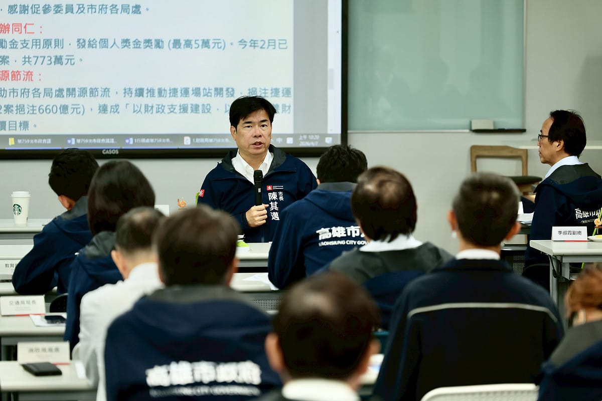陳其邁(中)主持市政會議，聽取財政局促參成果報告上任以來招商累計金額突破3,400億元。 圖：高雄市政府/提供