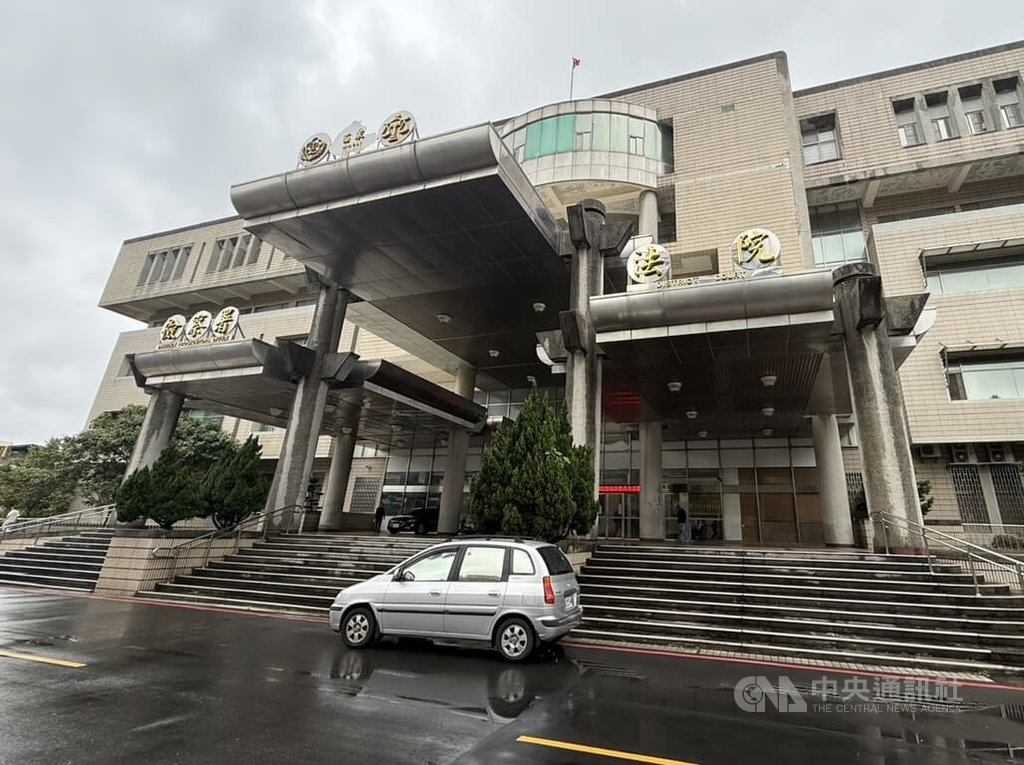 男子邱明治曾犯殺人未遂案服刑，出監不到7個月又於114年10月施用毒品後騎車在苗栗市持刀攻擊刺傷2學童及1名男子，苗栗地方法院審理依公共危險、殺人未遂等罪判29年徒刑，可上訴。圖為苗栗地院外觀。中央社記者管瑞平攝　115年4月7日