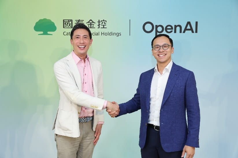 國泰金控宣布與OpenAI啟動策略合作，成為OpenAI在台灣首家達成此規模的金融業策略合作夥伴，打造企業級AI工作站，全方位提升集團營運效率。左為國泰金控科技長姚旭杰，右為 OpenAI國際業務主管謝家豪（Oliver Jay）。 圖: 國泰金/提供