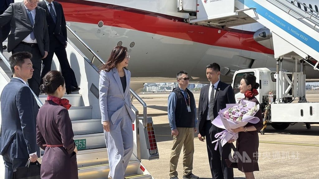 國民黨主席鄭麗文7日下午抵達上海，下機後接受獻花。中央社記者呂佳蓉上海攝　115年4月7日