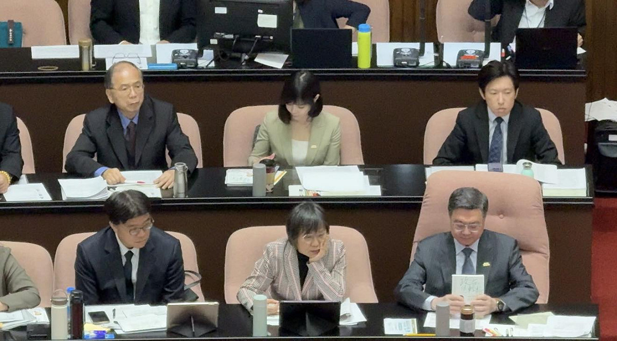 行政院長卓榮泰手持民進黨立委鍾佳濱新書。 圖：翻攝陳智菡臉書
