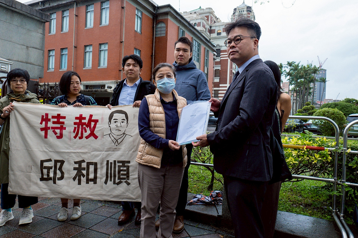 司改會等遞交特赦陳情書給總統府官員。 圖：司改會/提供