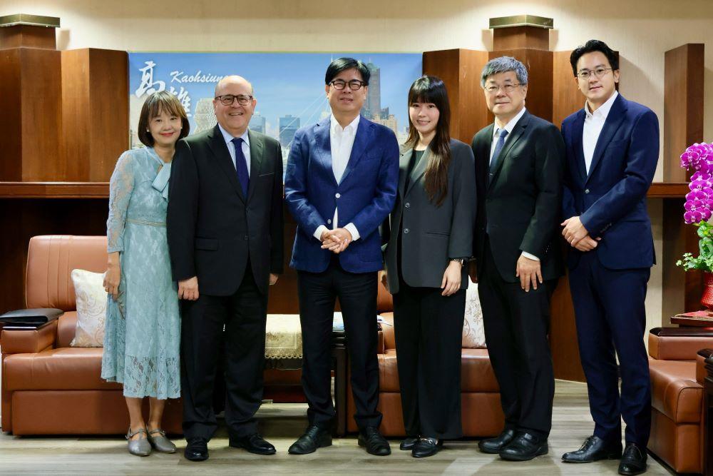 Germán Bejarano(左二)日首度拜會陳其邁(左三)，雙方就基礎建設、產業合作、智慧城市及觀光推廣等議題深入交流。 圖：高雄市行國處/提供