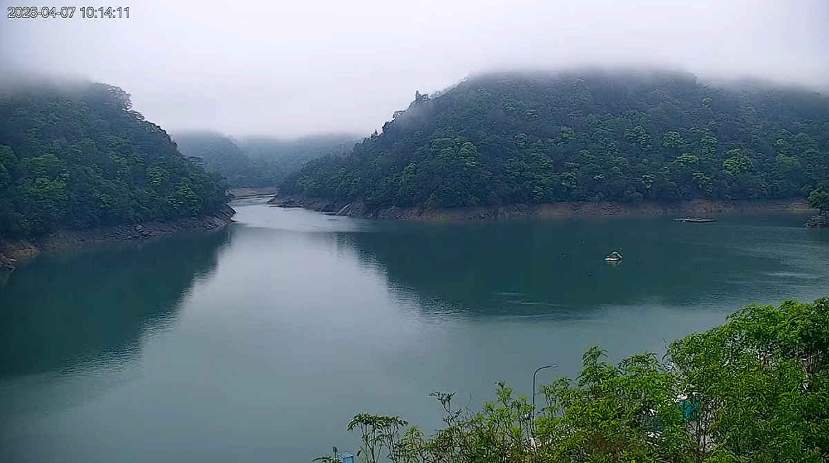 此波鋒面已為石門水庫集水區帶來約76毫米的降雨量，預估將可為石門水庫帶來2290萬噸的水量。(圖為石門水庫示意圖) 圖：翻攝自石門水庫即時影像