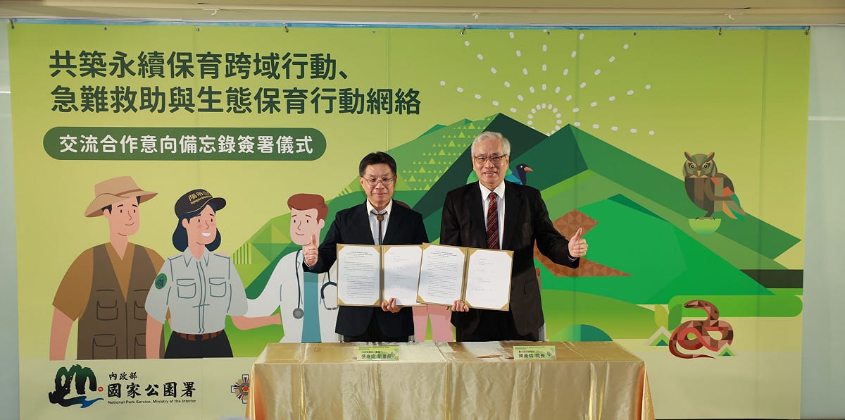 內政部國家公園署張維銓副署長和台北榮民總醫院陳威明院長簽署「共築永續保育跨域行動、急難救助與生態保育行動網絡」合作意向備忘。 圖=： 國家公園署提供
