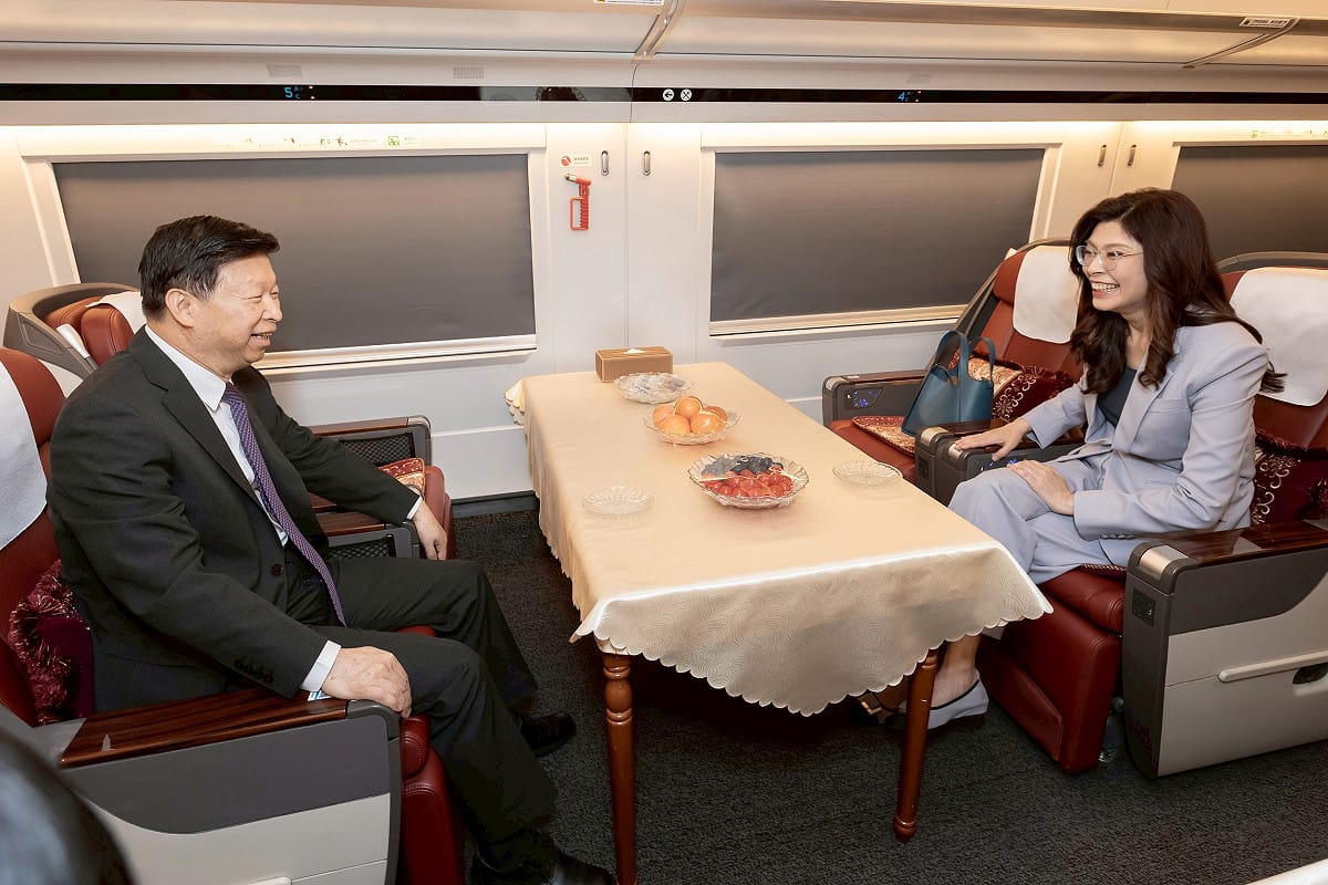 中國國民黨主席鄭麗文在高鐵上與中國國台辦主任宋濤面對面而坐，兩人像朋友般親切聊天。 圖：國民黨/提供（資料照）