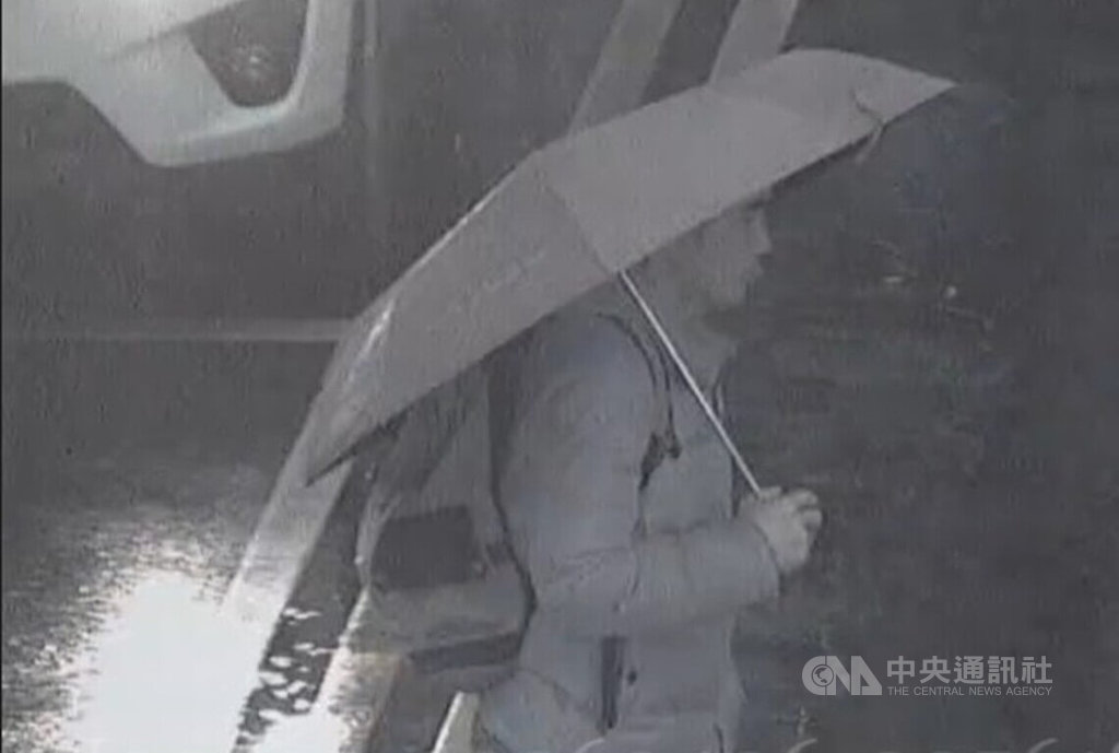 新北市泰山區6日清晨發生聯結車撞死行人事故，由於死者遺體毀損嚴重且無證件，林口警方一度公布監視畫面供指認，最後是從現場遺留手機SIM卡查出死者為越南籍武姓移工，經武男妻子指認後確定身分。（翻攝照片）中央社記者王鴻國傳真 115年4月7日