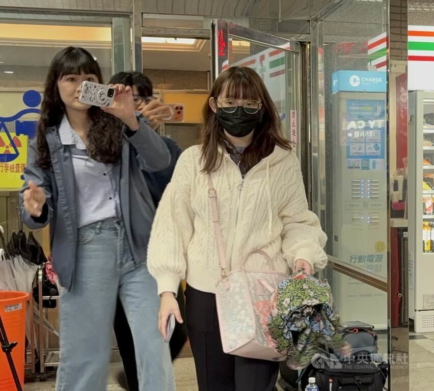 陸配徐春鶯涉以女兒卜啓正（右）名義向銀行詐貸超過新台幣2000萬元，都遭起訴，台灣新北地方法院7日開庭審理，卜啓正出庭應訊。中央社記者曹亞沿攝　115年4月7日