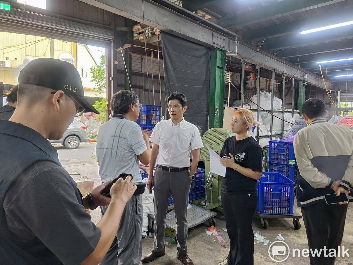南檢民生犯罪專組錢鴻明主任檢察官率同臺南市政府警察局刑事警察大隊偵一隊及臺南市政府經濟發展局，依據先前查訪零售業者所獲資訊，前往臺南市新營工業區內2家塑膠袋製造業者進行查訪。 圖：台南地檢署提供
