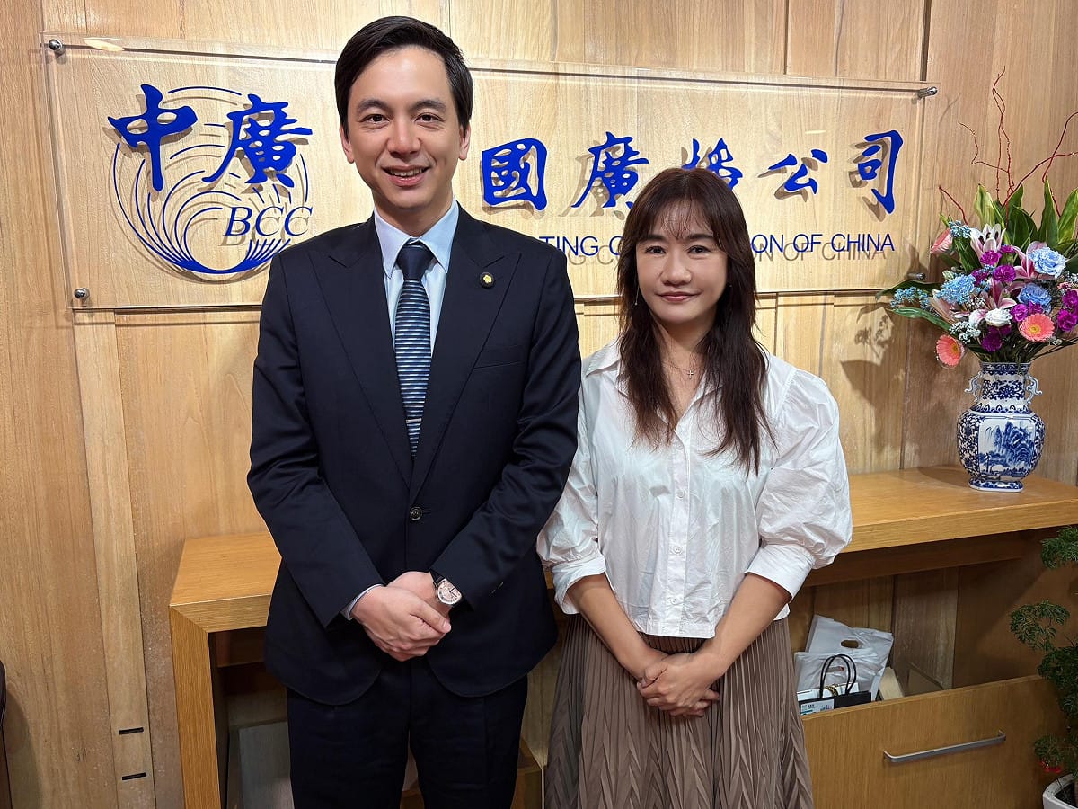 國民黨發言人立委牛煦庭接受《千秋萬事》主持人王淺秋專訪。 圖：新傳媒/提供