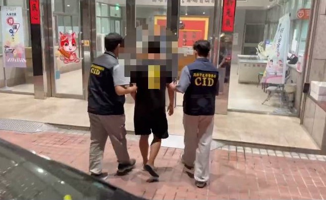 涉嫌刮損鄧巧佩選舉看板的顏男(中)遭前鎮分局查緝到案。 圖：高市警前鎮分局/提供