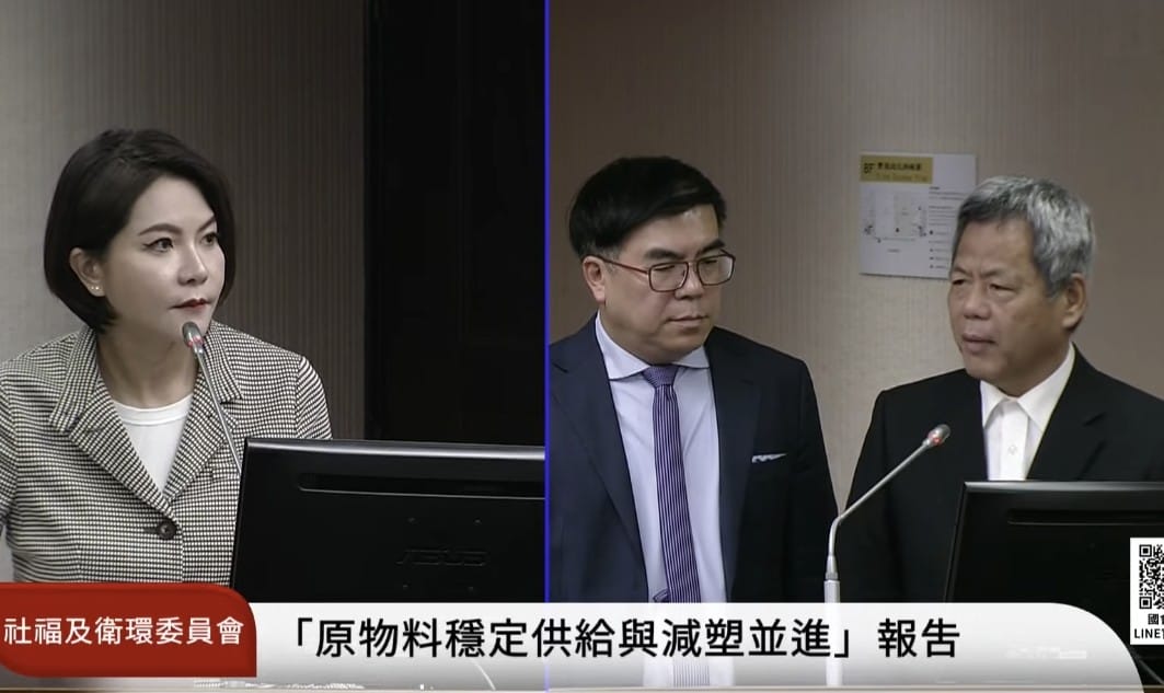 國民黨立委陳菁徽質詢時指出，接獲兩起環境管理署的霸凌陳情案。右為環管署長顏旭明、中為環境部長彭啓明。 圖：擷自國會頻道