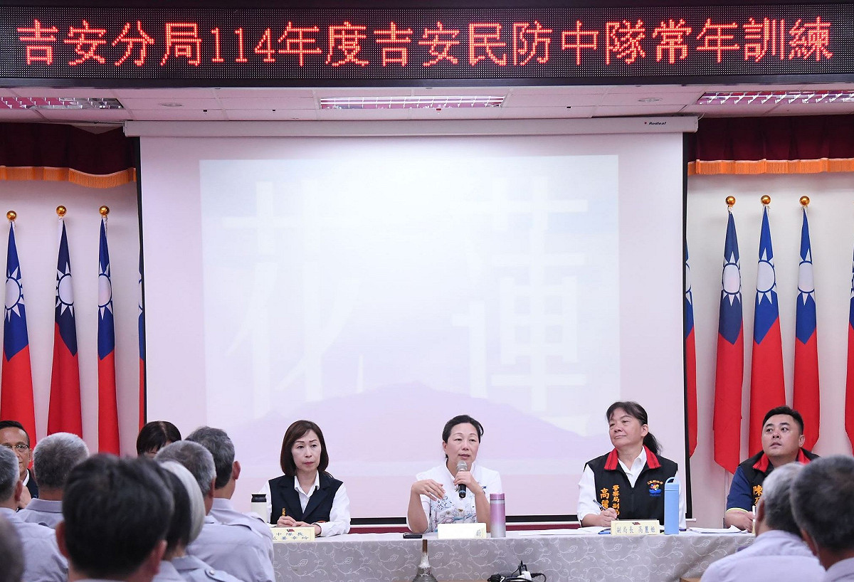 官員違規被開單嗆警「知道我是誰嗎」，經查是花蓮縣北區服務中心主任、警局民防中隊長范姜幸玲（圖左），是花蓮縣長徐榛蔚（中）及國民黨立委傅崐萁的心腹。 圖：取自花蓮縣政府官網（資料照）