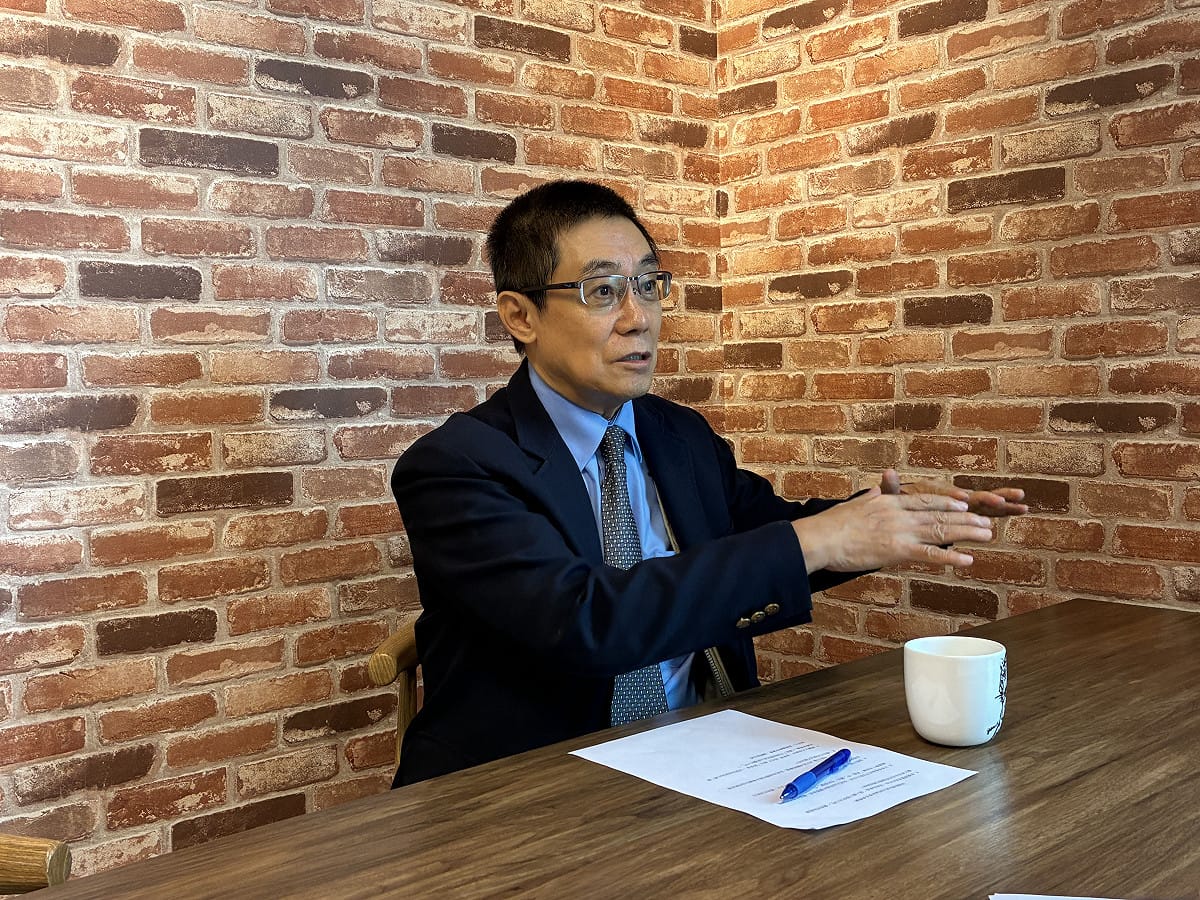 中國民運人士兼政治評論家曹長青夫婦爲日本首相高市早苗出版《日本第一女首相高市早苗 啟造「日本強大」的再次維新》新書。 圖：詹家威/攝