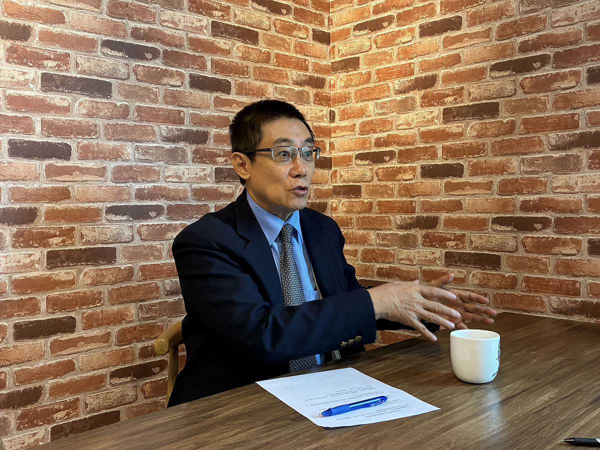 中國民運人士兼政治評論家曹長青爲日本首相高市早苗撰寫《日本第一女首相高市早苗 啟造「日本強大」的再次維新》新書。 圖：詹家威/攝