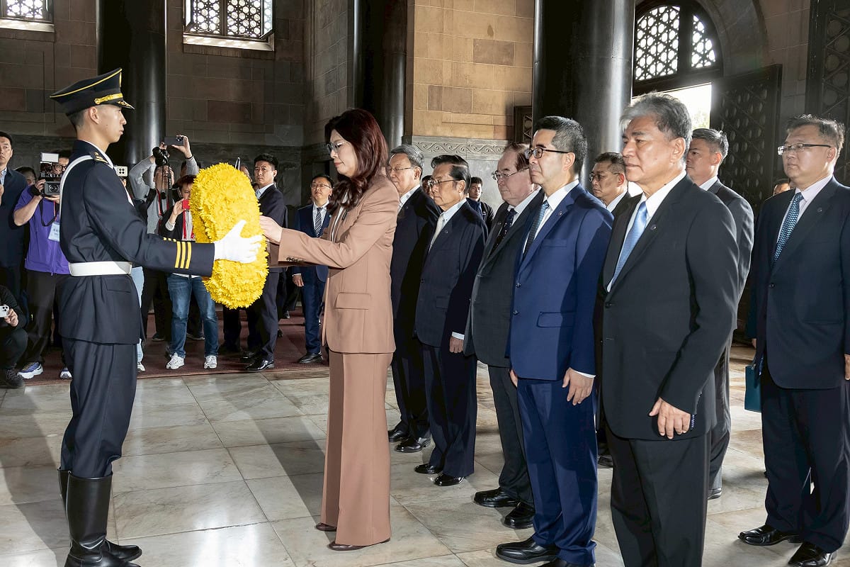國民黨主席鄭麗文昨天展開訪中之旅後，複製2005年連戰的兩岸破冰之旅行程，今（8）天上午率團再次回訪位於中國南京的中山陵。 圖：國民黨/提供（資料照）