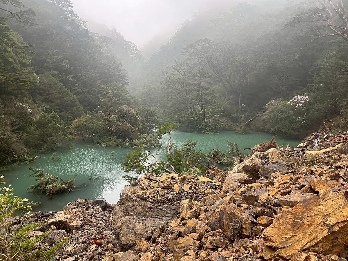 清明豪雨致合歡溪步道崩塌形成堰塞湖，林保署示警暫勿進入溪床確保安全 圖：林保署 / 提供