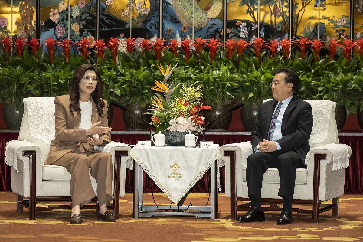 國民黨主席鄭麗文的訪中行程今（8日）到訪南京，上午赴中山陵謁陵後，中午前往南京金陵飯店會見中共江蘇省委書記信長星（圖右）。 圖：國民黨/提供