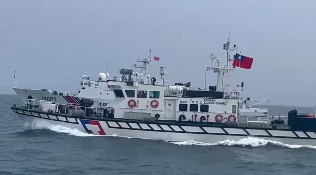 海巡署8日表示，針對中國大陸國台辦稱大陸海警在相關海域執法巡查正當合法，受兩岸漁民歡迎，予以嚴正駁斥，完全悖離事實；中國海警船「常態騷擾」是破壞區域和平，並呼籲中國應立即停止任何可能引發衝突或升高對立的騷擾行為。（海巡署提供）中央社記者黃麗芸傳真　115年4月8日