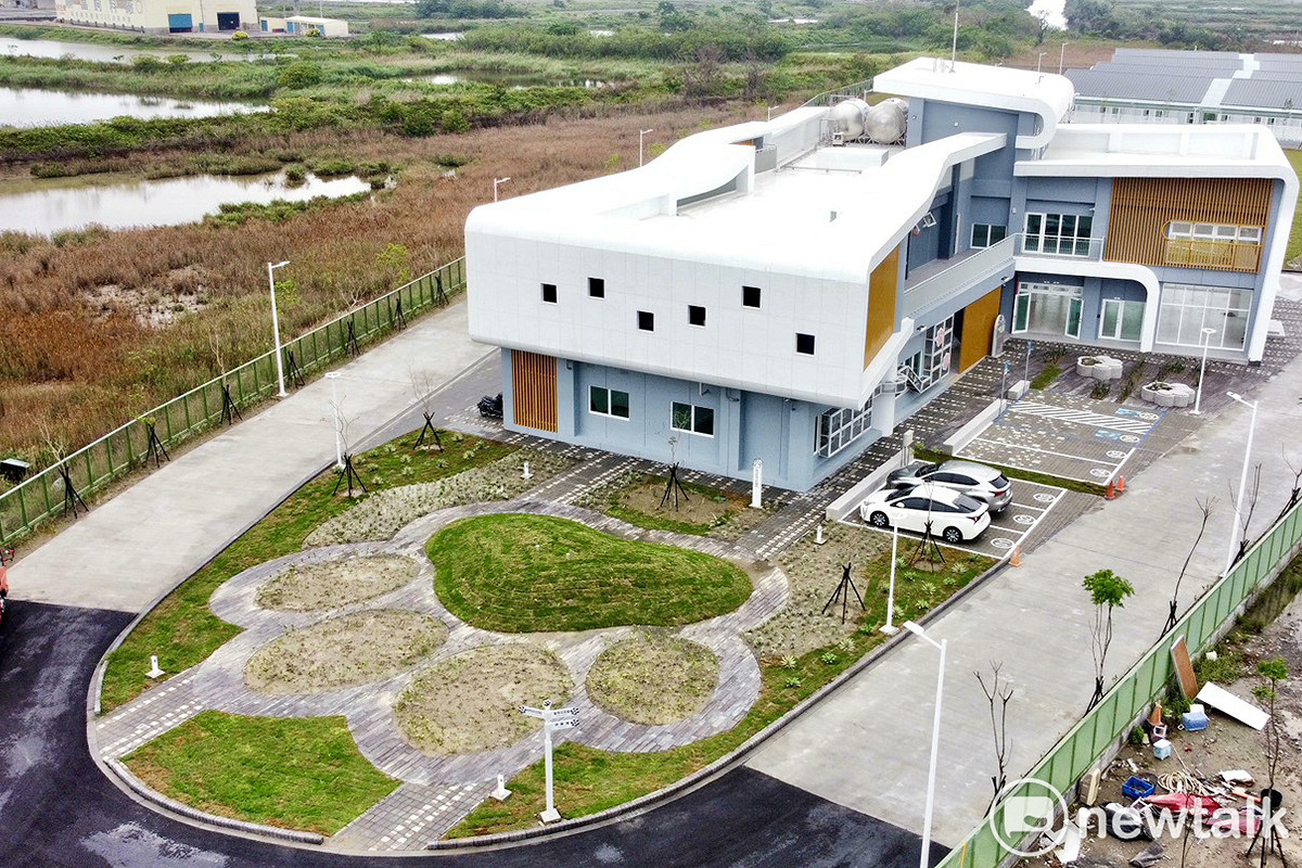 斥資 4.03 億元打造的台南市「學甲多功能教育園區」完工，台南市長黃偉哲今日前往視察，高度肯定園區透過完善規劃，將閒置土地打造成兼具動物福利與人性化空間的指標性場域。 圖：台南市政府提供