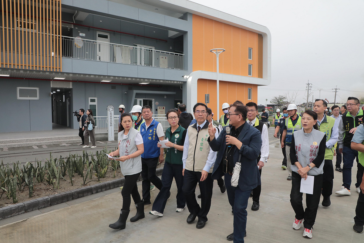 斥資 4.03 億元打造的台南市「學甲多功能教育園區」完工，台南市長黃偉哲今日前往視察，高度肯定園區透過完善規劃，將閒置土地打造成兼具動物福利與人性化空間的指標性場域。 圖：台南市政府提供