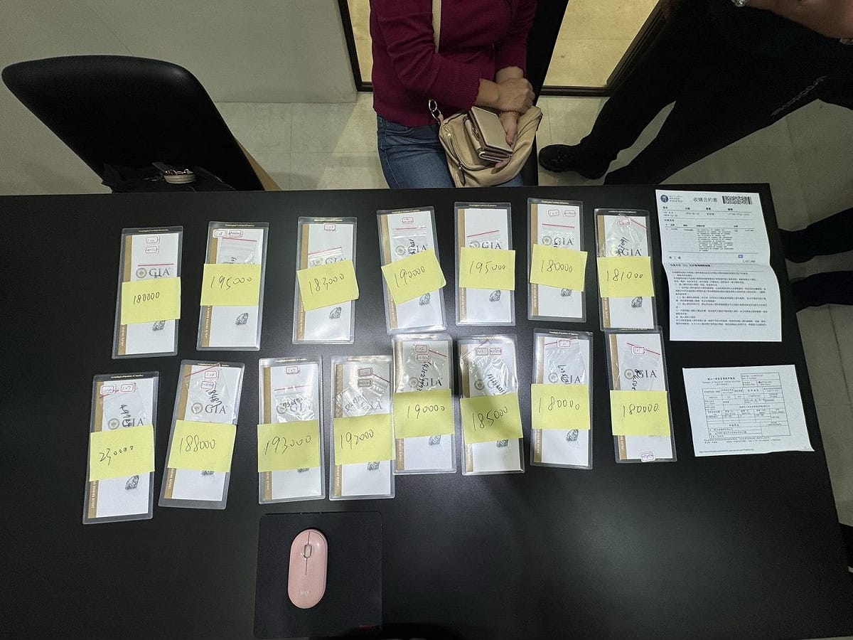 李姓女嫌涉嫌兜售人工假鑽石遭警方當場查獲。 圖：高市警前鎮分局/提供