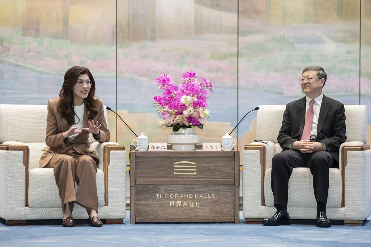 國民黨主席鄭麗文率領的國民黨大陸訪問團，8日晚間在黃浦江畔世界會客廳會見中共中央政治局委員、上海市委書記陳吉寧。 圖：國民黨提供
