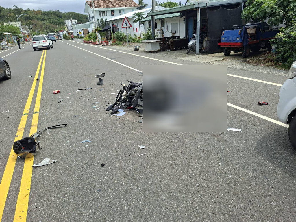 台東縣台11線海岸公路那界路段8日上午發生一起死亡交通事故，1輛小客貨車忽然迴轉，造成同方向機車撞上，曾姓騎士送醫不治。警方調查，曾男的母親病逝，在曾男出事前剛出殯。（民眾提供）中央社記者盧太城台東傳真　115年4月9日