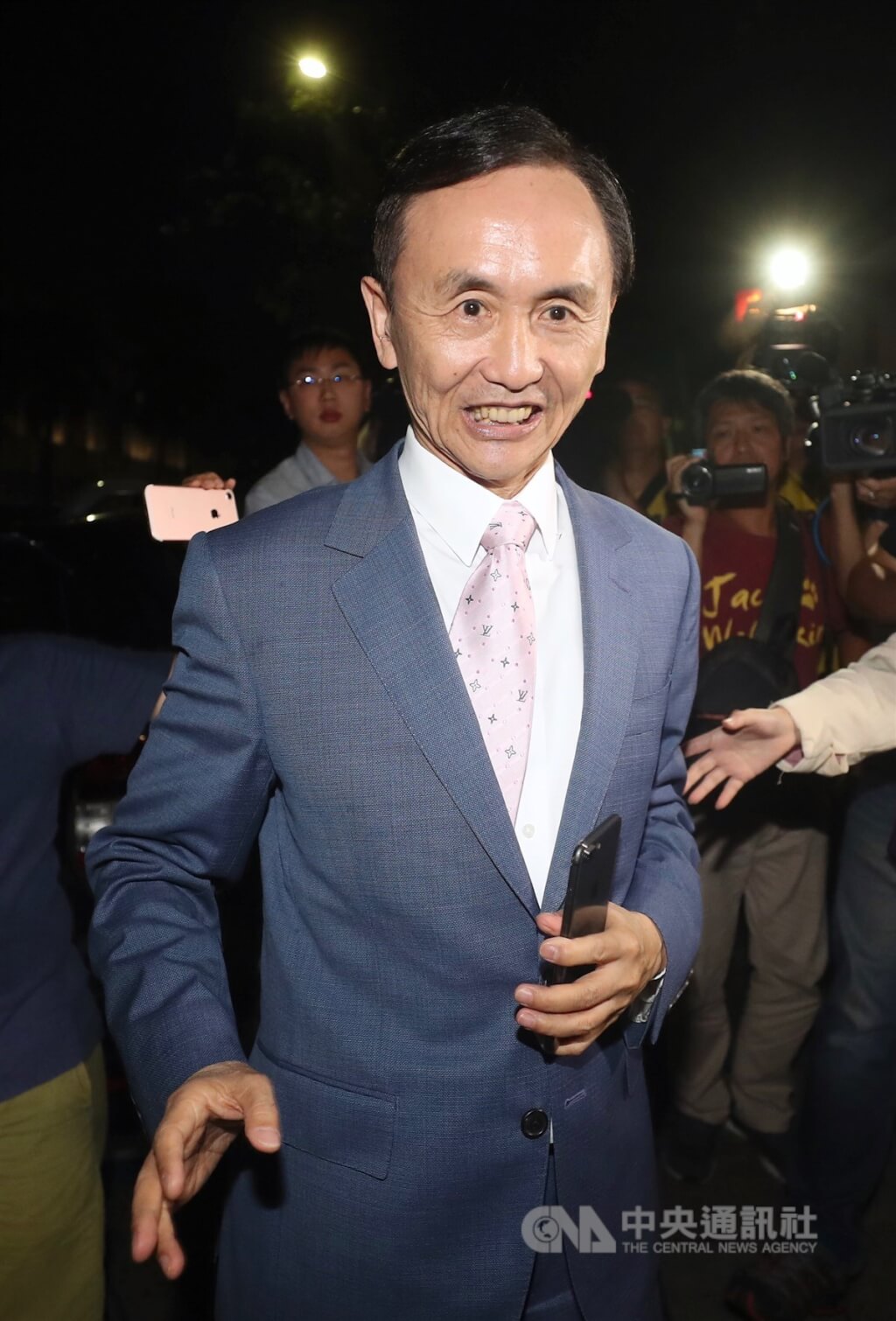 吳子嘉（前）指控前行政院長蘇貞昌、前衛福部長陳時中透過BNT疫苗採購貪污1億美元，二審9日駁回上訴，仍依誹謗罪判刑6月、散布文字誹謗罪判4月，應執行8月徒刑，得易科罰金確定。（中央社檔案照片）