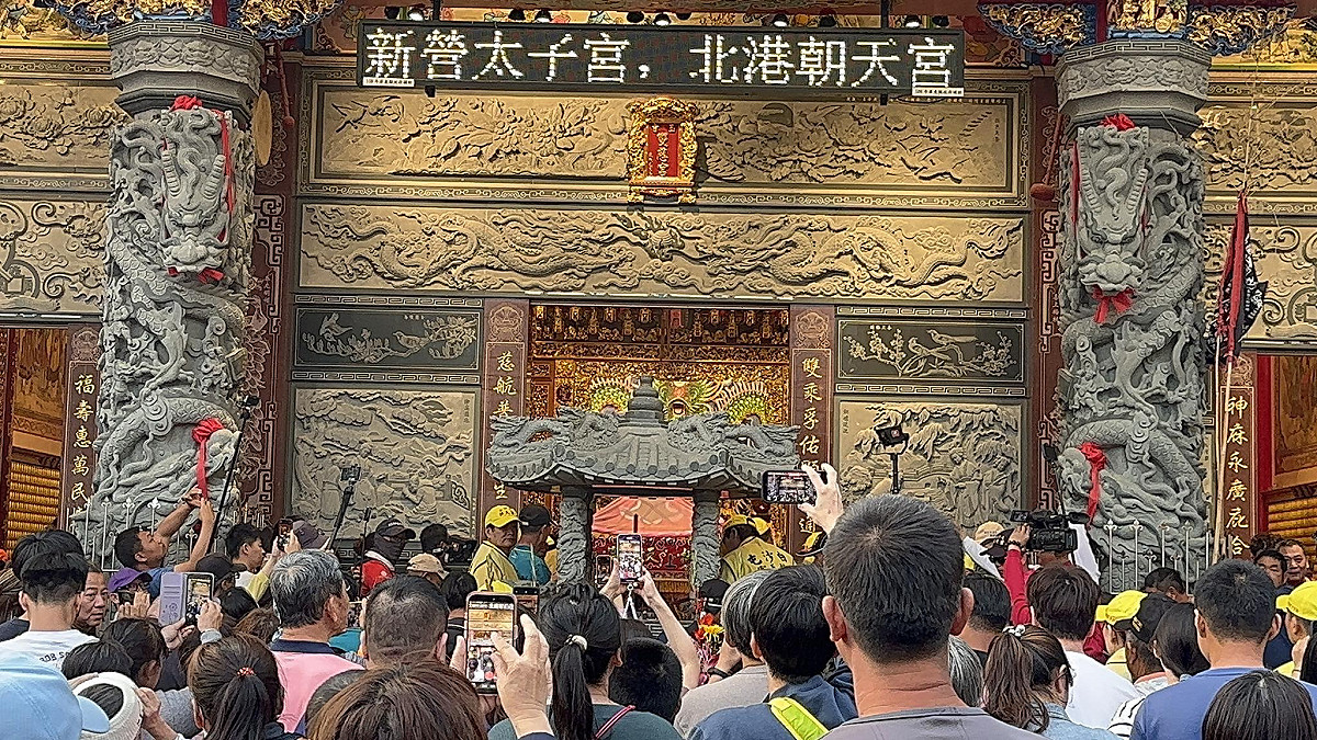 疾管署表示，最近進入病媒蚊孳生期，進香信眾應穿著淺色衣褲防蚊。 圖：翻攝自白沙屯拱天宮臉書