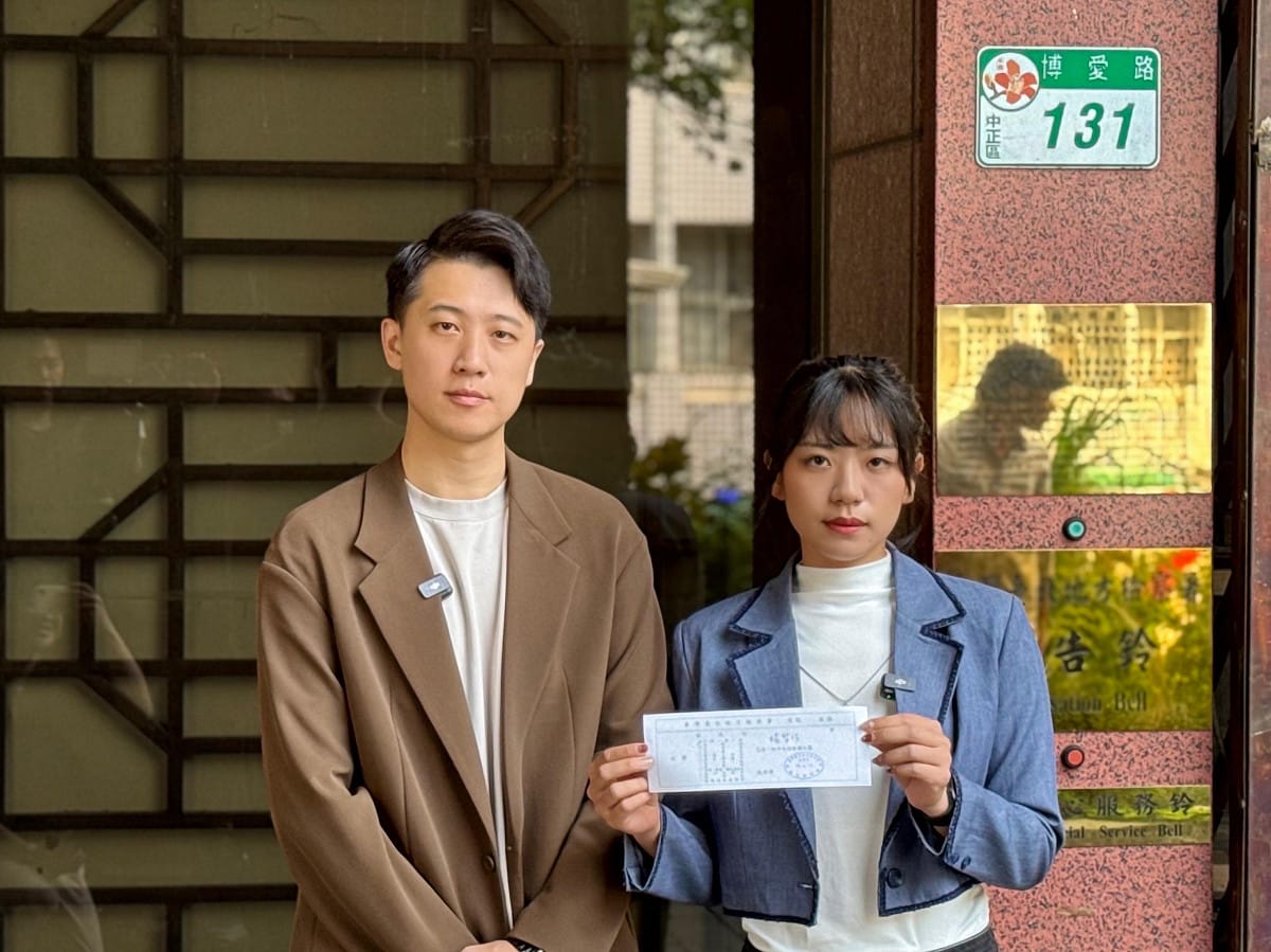 民黨松山信義區市議員參選人楊智伃、新北市板橋區市議員參選人鄧凱勛赴北檢按鈴告發海委會主委管碧玲。 圖：楊智伃/提供