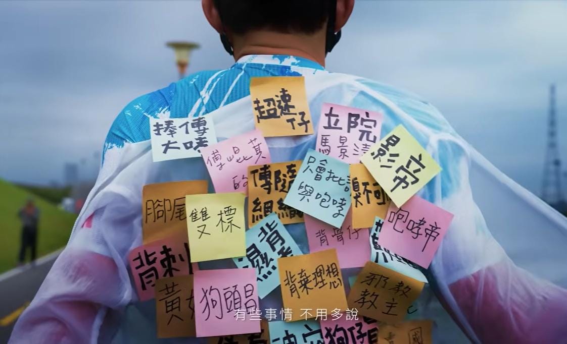 「四叉貓」指出，黃國昌都挑比較普通的批評來貼，他真正在意的根本沒有出現，如「美國爸爸」、「建商女婿」怎麼不敢貼呢？ 圖：截自黃國昌YT