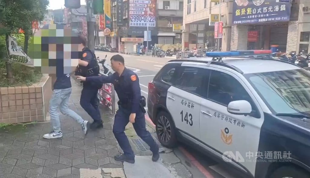 新北市新莊有男子疑似在某早餐店內脫褲做公然猥褻動作，警方得知後循線逮捕20歲李姓男子（前者），詢後依妨害風化罪嫌移送法辦。（翻攝照片）中央社記者王鴻國傳真 115年4月9日