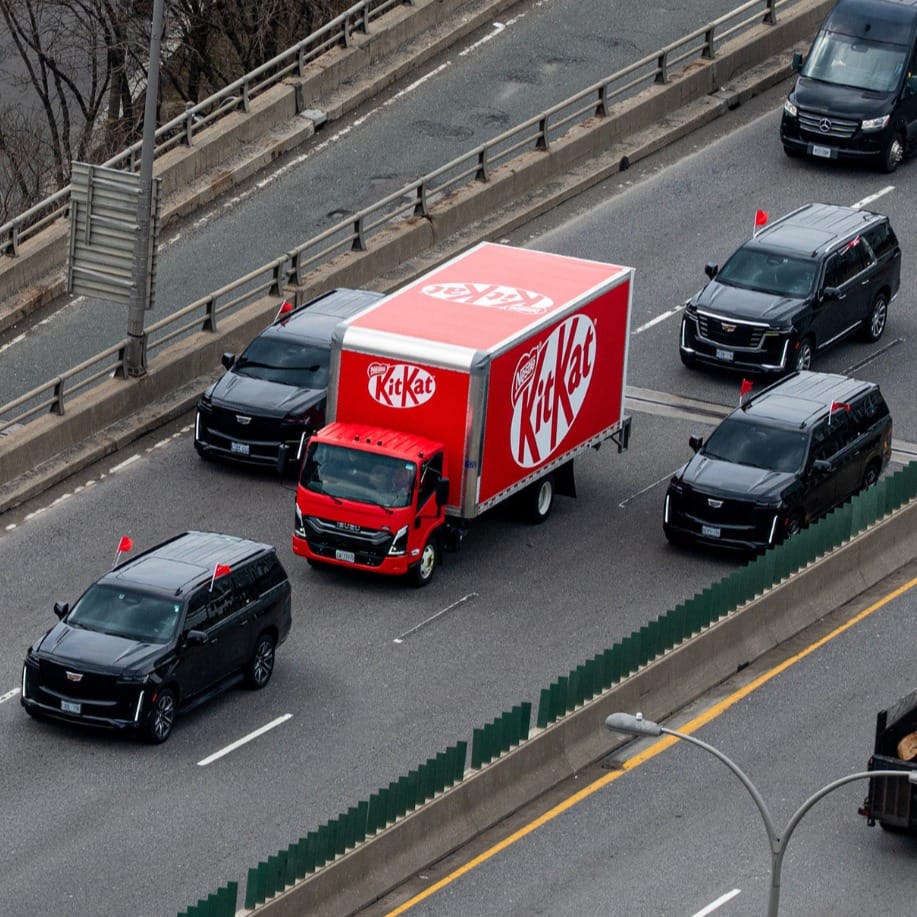 KITKAT事件曝光後，品牌更升級運輸安全，甚至出動「總統級護送」，引發網友熱議。
