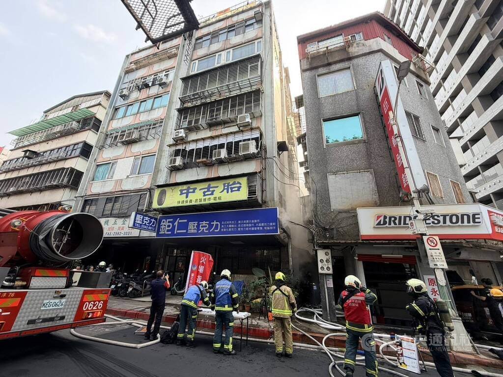 台北市警消9日獲報新生北路2段附近某家壓克力廣告店家發生火警，派大批人車到場搶救，火勢順利撲滅，無人傷亡，因起火地點位於地下室，目前持續排煙中。（翻攝照片）中央社記者劉建邦傳真　115年4月9日