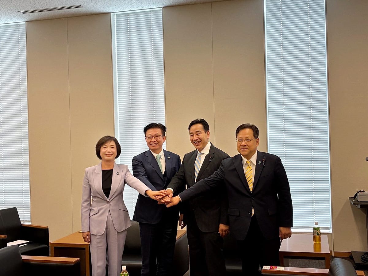 日本半導體戰略推進議員聯盟會長山際大志郎(右二)、關芳弘眾議員(右一)。 圖：取自何欣純臉書