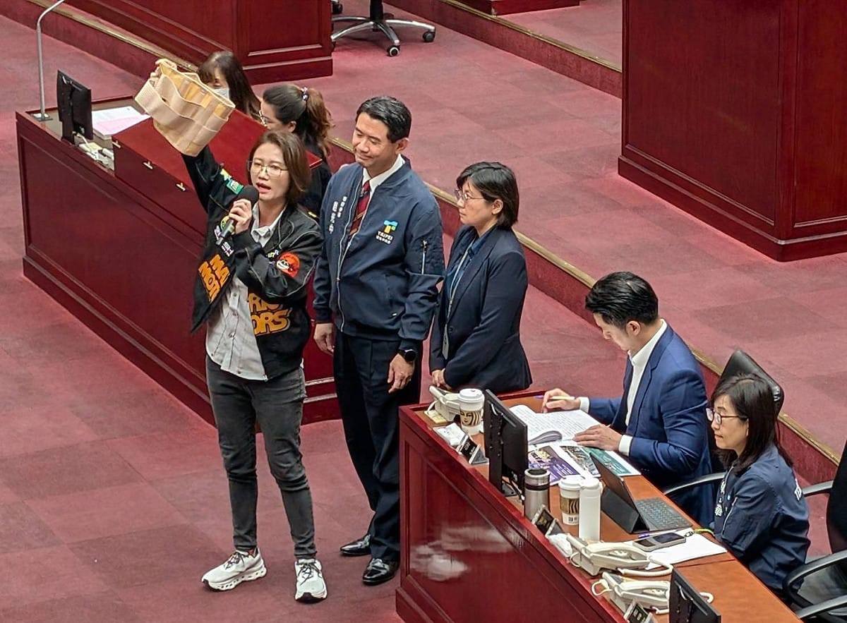 民進黨台北市議員林延鳳贈市長蔣萬安護腰束帶，要他面對中國「挺直腰桿」。 圖：林延鳳議員辦公室 / 提供