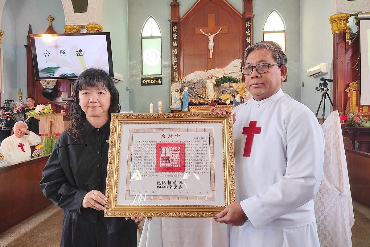 文化部政務次長李靜慧（左）代表頒贈總統褒揚令，由天主教靈醫會省會長Fr. Evan Paul Villanueva（右）代表受贈。 圖:文化部