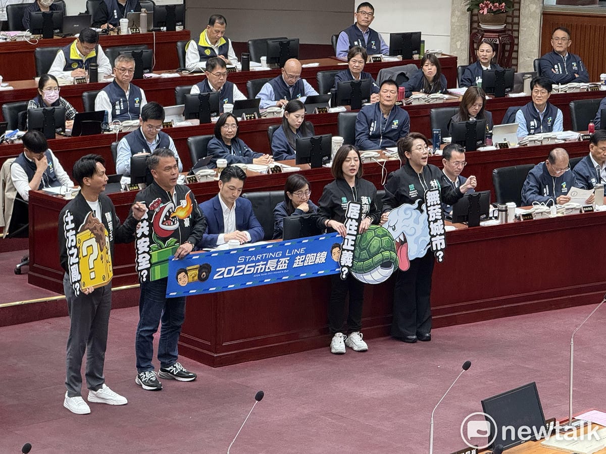 民眾黨團議員陳宥丞、張志豪、黃瀞瑩、林珍羽一起致贈「起跑線」布條給台北市長蔣萬安。 圖：周煊惠 / 攝