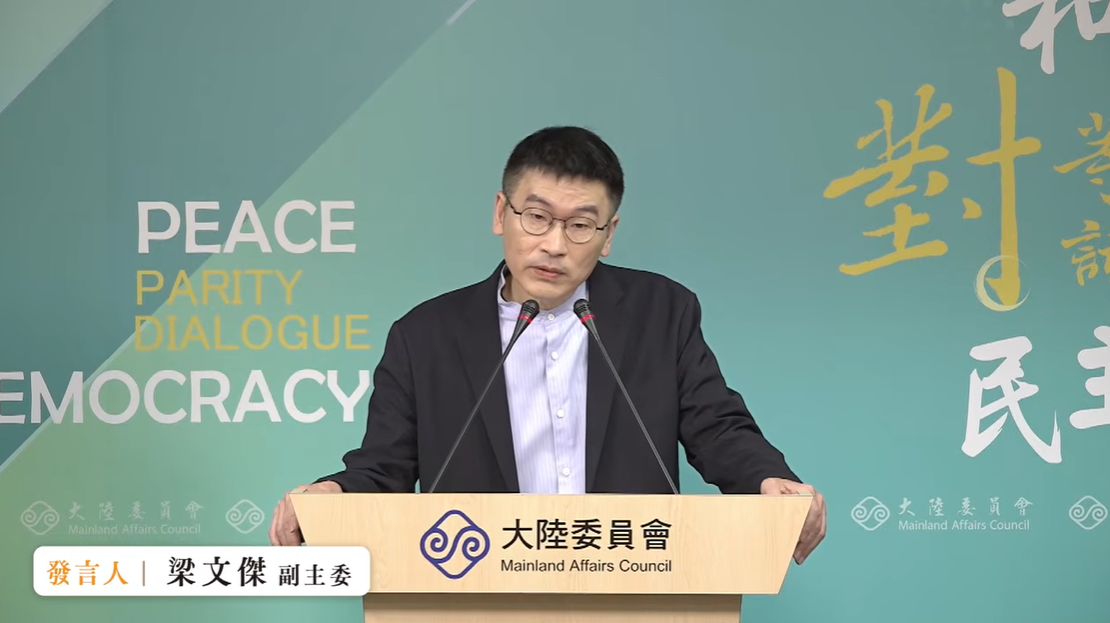 陸委會副主委暨發言人梁文傑說，他當初滑到「躺平」這部影片時，還以為是綠營側翼在取笑或者嘲弄國民黨，後來才發現居然不是。 圖：擷自直播畫面