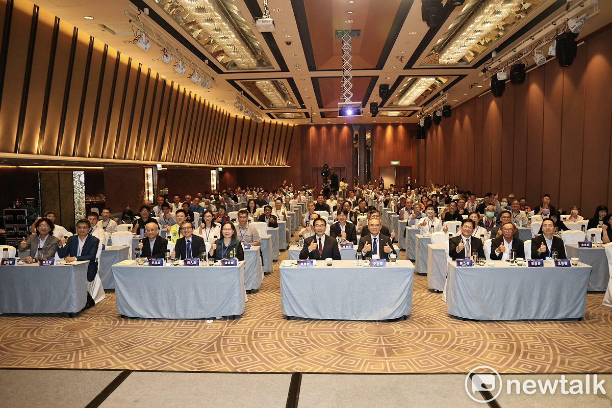 台南市政府於台南遠東香格里拉飯店舉辦「台南智慧機器人高峰論壇」，匯聚中央、地方、學研與產業界逾百位代表與會，聚焦AI與機器人技術發展及應用落地，展現台南積極打造智慧機器人產業聚落的決心與行動力。 圖：台南市政府提供