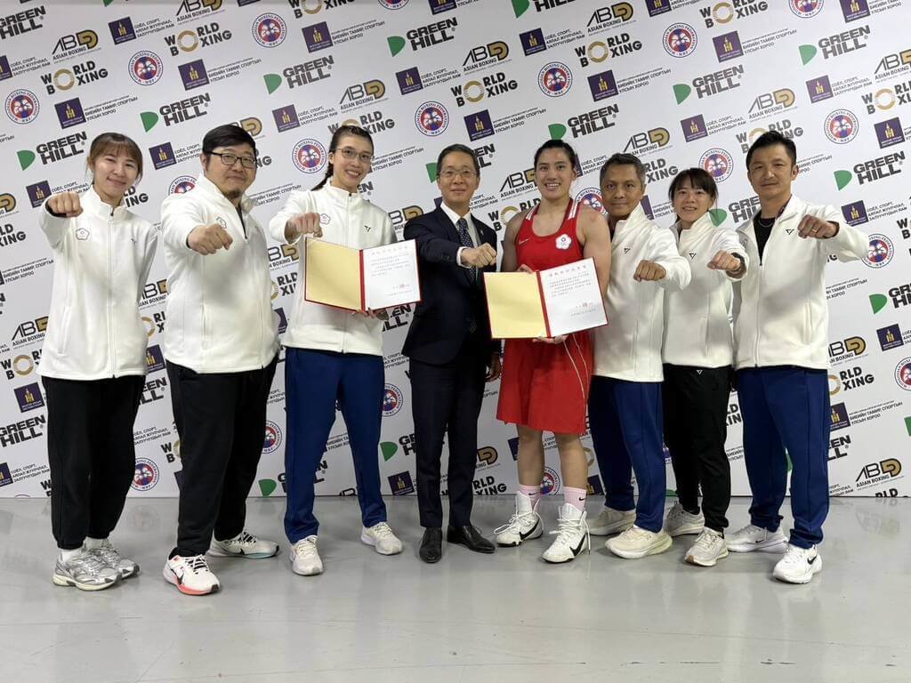 台灣「抗癌女拳王」陳念琴（右4）9日在2026亞洲拳擊錦標賽女子65公斤級決賽以4比1奪勝，拿下她在這個量級的首面金牌。（中華民國拳擊協會提供）中央社記者黎建忠傳真　115年4月9日