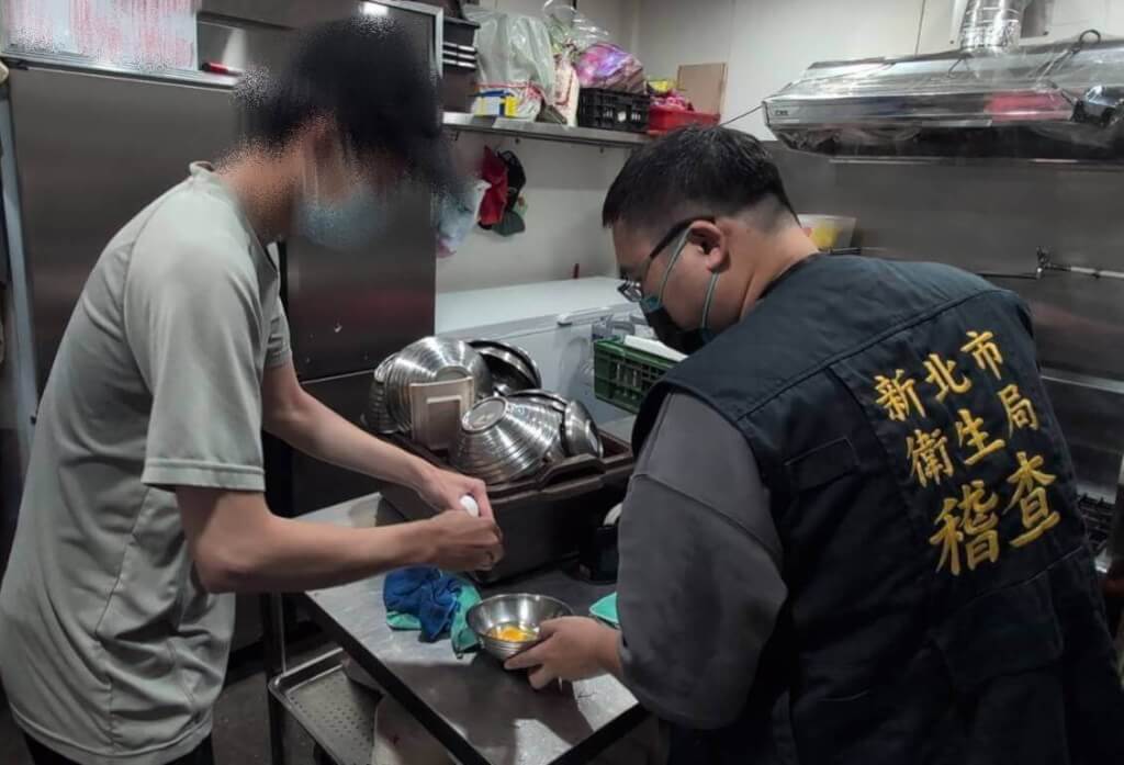 新北市新店區清六食堂發生食物中毒事件，有民眾連假期間用餐後出現腹瀉、嘔吐等症狀。衛生局獲報後6日派員到店稽查採樣。（新北市衛生局提供）