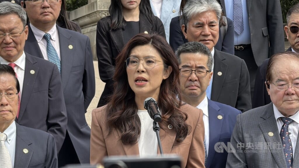 鄭麗文8日上午赴南京中山陵拜謁國父孫中山後發表公開談話，提到當年孫中山「創立了亞洲第一個民主共和國—中華民國」。中央社記者呂佳蓉南京攝  115年4月8日 圖：中央社提供