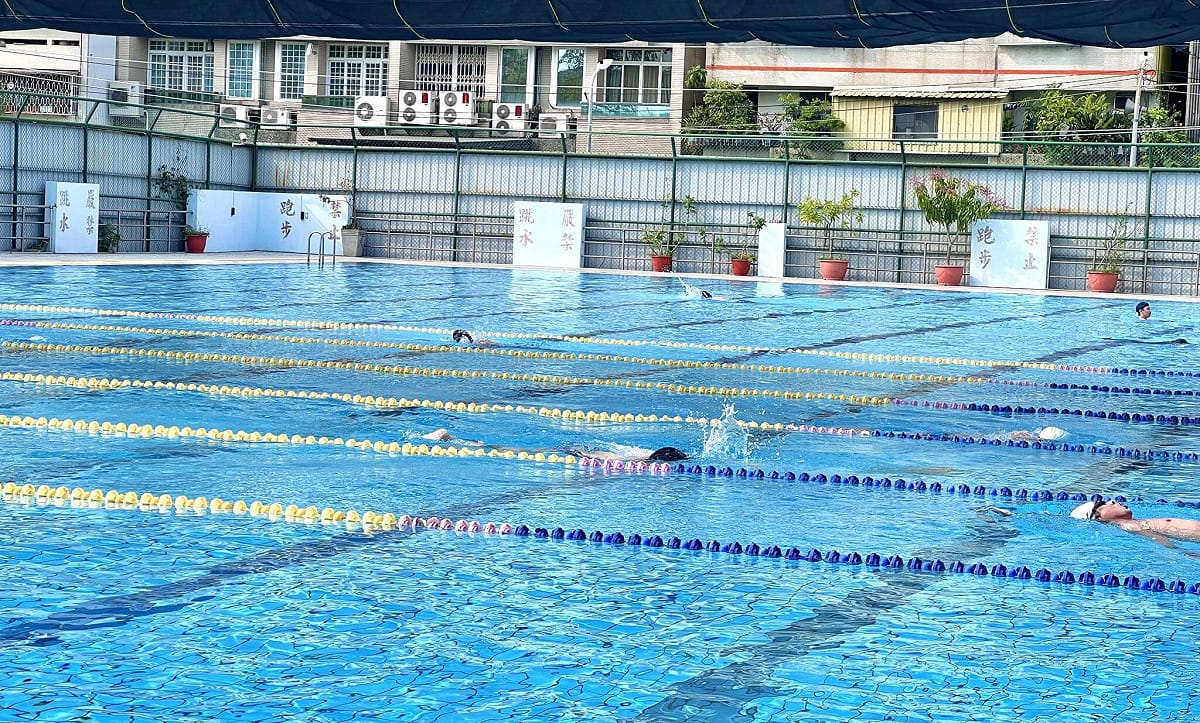 高雄市衛生局例行抽驗苓雅運動中心室外游泳池，依自治條例卻只能「放過」高雄市立國際游泳池。 圖：翻攝苓雅運動中心網站