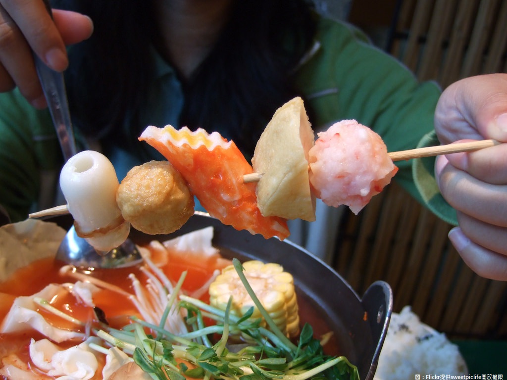 「Q 彈、充滿咬勁」的魚漿加工食品，是日常生活中常見且多變化的食品，捏塑成球狀用水煮熟便是「魚丸」，塗在棒上烤熟就是「竹輪」，捏成板狀或棒狀後炸熟就是「甜不辣」，或是以食用色素加工後成為「蟹肉棒、魚板」等。 圖：Flickr提供sweetpiclife開放權限