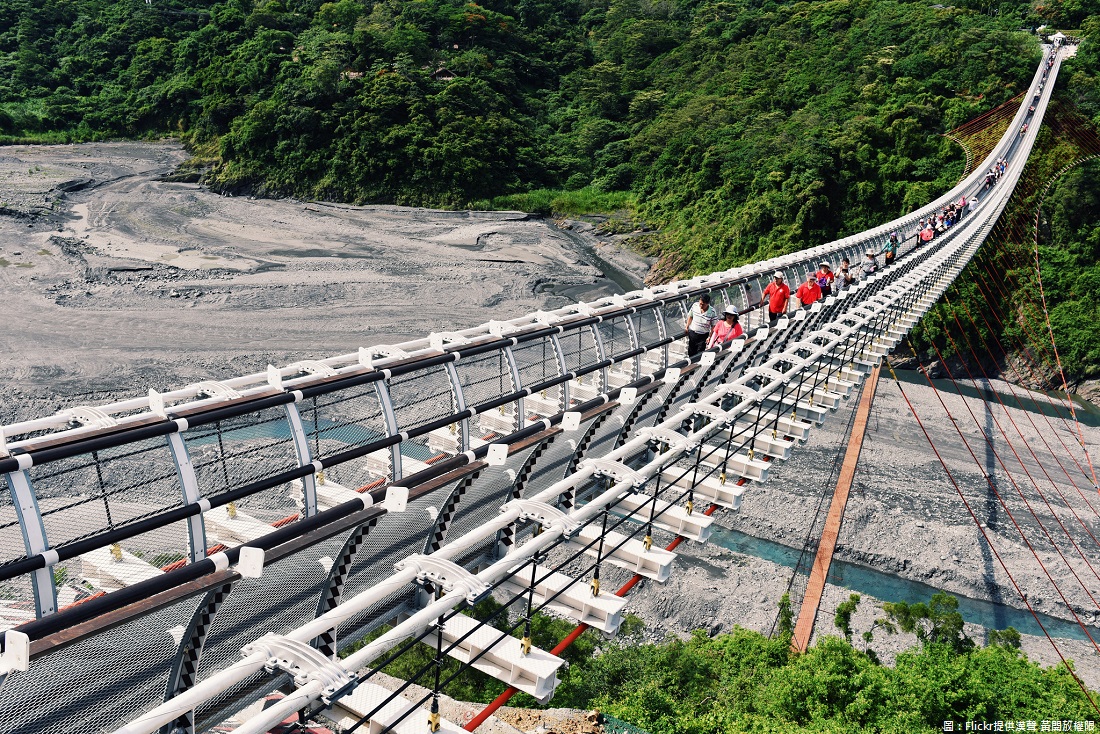 屏東縣觀光傳播處指出，山川琉璃吊橋配合原住民族文化園區，固定於每週一休息，為了讓遊客能在吊橋停留較長時間、不與眾人搶鏡頭，決定嚐試「包場」措施，讓大家拍個過癮。 圖：Flickr提供漢聲 黃開放權限